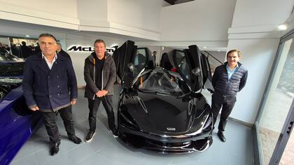 Esteban Ruiz, responsable de ventas de McLaren Argentina; Matías Velasco y Sergio Trepat