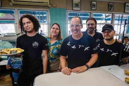 Esteban Salgado junto a su equipo