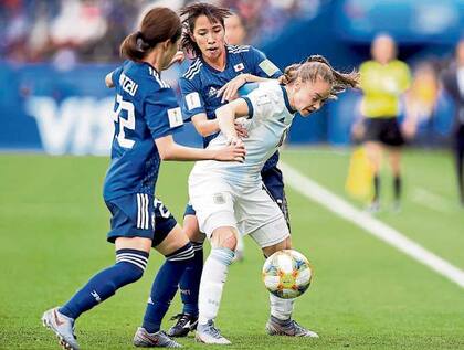Estefanía Banini domina la pelota ante Japón, en el Mundial: la mendocina fue entrenada por Villalobos