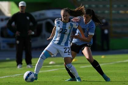 Estefanía Banini hizo el primer gol en la goleada de la Argentina ante Uruguay por 5-0 en la Copa América
