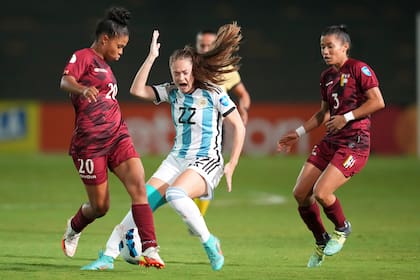 Estefania Banini pelea por la pelota ante Venezuela