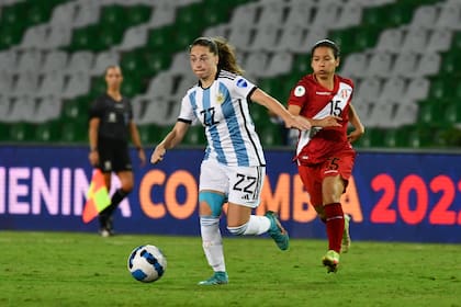 Estefanía Banini y la pelota, en el duelo ante Perú de la primera rueda. La talentosa volante volvió a la selección en un lugar menos relevante