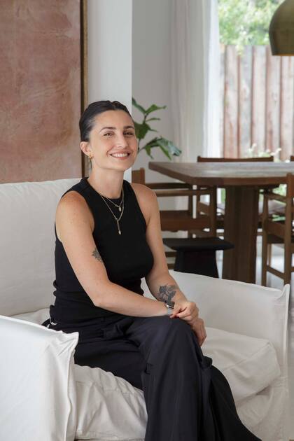 Estefanía Di Carlo, arquitecta y dueña de casa, fotografiada en su nuevo living, el primer ambiente que encontramos al entrar.