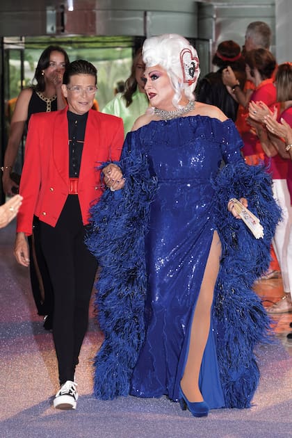 Estefanía (eligió un look circense) con su amigo, el transformista Manel Dalgó.