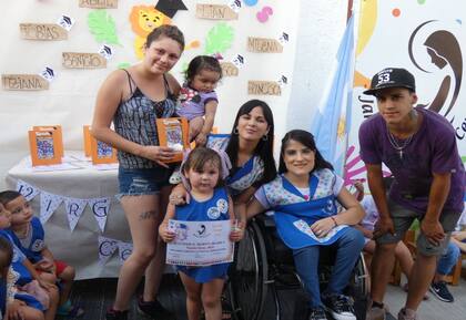Estefanía junto a una alumna del jardín y su familia