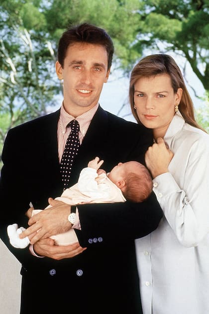Estefanía y Daniel Ducruet presentan a su hija, nacida el 4 de mayo de 1994.