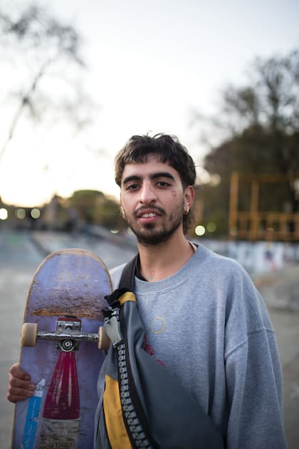 Estéfano (20) Es de: Almagro. ¿Qué es lo que más te gusta de practicar skate? “Es como bailar, es una coreo larguísima de un montón de movimientos y miradas cómplices. Se siente una vibra muy particular”.