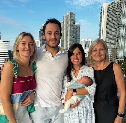Estefi y Nico, con Sebas recién nacido, junto a su hermana Dominique y su mamá Annelie