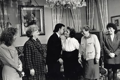 Estela de Carlotto con un grupo de Abuelas de Plaza de Mayo fueron recibidas por Menem, en 1992