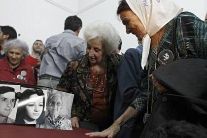 Estela de Carlotto y Taty Almeida, ayer en la sede de Abuelas de Plaza de Mayo, cuando dieron a conocer la restitución del nieto 115°
