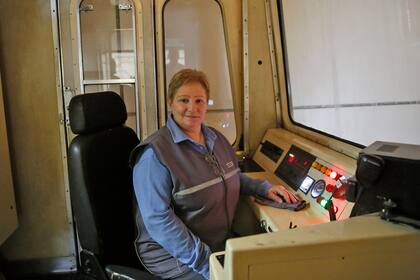Estela es la conductora del primer viaje entre Retiro y Plaza de los Virreyes