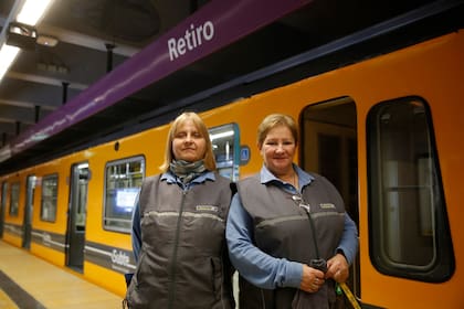 Estela es la conductora y Alicia es guarda, juntas son las encargadas del primer viaje entre Retiro y Plaza de los Virreyes