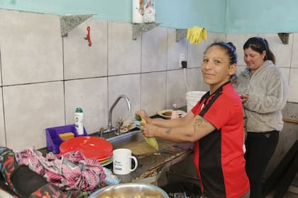 Estela Valdés ayuda con la limpieza del comedor y retira la vianda para ella y sus ocho hijos. 