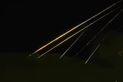 Estelas de proyectiles iluminan el cielo visto desde el norte de Israel, el sábado 14 de junio de 2025
