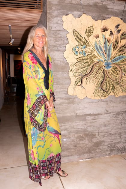 Ester Velo van Hulst en la muestra donde la cerámica, la porcelana y la fotografía, abordan la belleza de lo natural