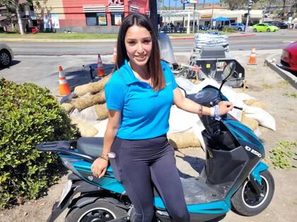 Ester Villalobos cruza a diario la frontera con su moto. Creó el grupo de Whatsapp "Línea" para comunicar a diario cuán congestionado está el paso
