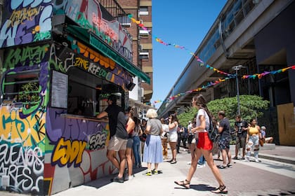 Estética callejera y propuestas para comer con la mano en Bastardo