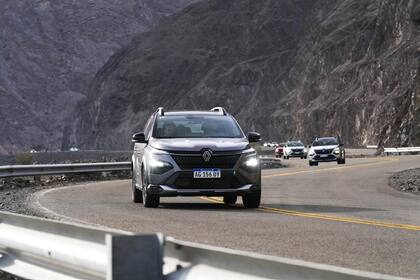 Estéticamente hablando, tiene un diseño estilo crossover que lo ubica como competidor directo de modelos como el Volkswagen Nivus y el Fiat Pulse