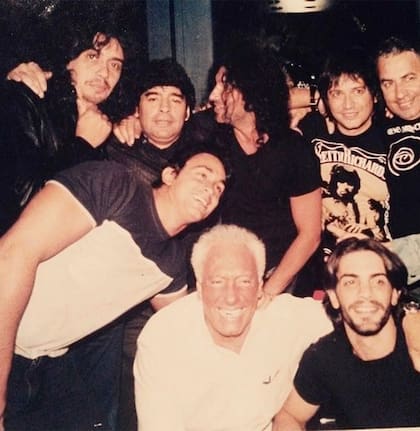 Estevanez, Echarri, Coppola y Maradona junto a Fabián von Quintiero, Iván Noble y Roy Quiroga y "Sarcófago" Cano, de Los Ratones Paranoicos