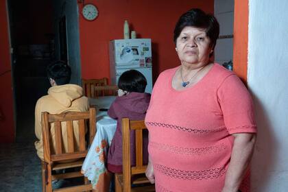Esther Robledo junto a sus nietos, Valentín y Lara, en su casa de Quilmes; están a su cargo desde que su yerno asesinó a su hija 