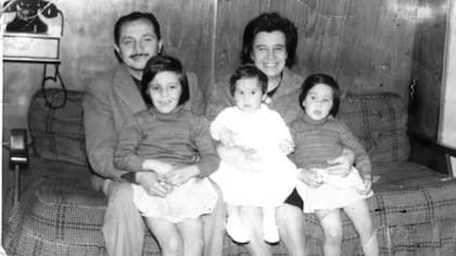 Esther Ballestrino con su marido, Raimundo Careaga, y sus tres hijas