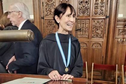 Esther Cross brindó su discurso de recepción en la AAL este jueves en el Palacio Errázuriz; detrás, Rafael Felipe Oteriño, presidente de la entidad