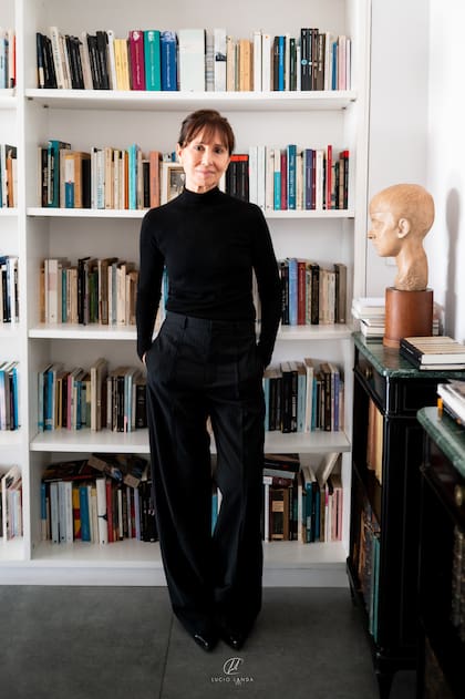 Esther Cross es autora de novelas, libros de cuentos y ensayos y de una elogiada biografía de Mary Shelley; también tradujo obras de autores como Richard Yates y William Goyen