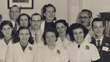 Esther (primera mujer a la derecha) se graduó de la carrera de Ciencias Químicas en la Universidad Nacional de Asunción, en Paraguay