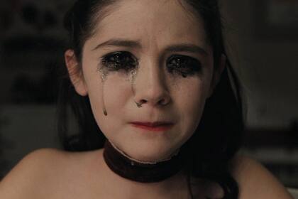 Esther va dando señales a lo largo de la película de su maldad, pero eso se descubre al final, en La huérfana