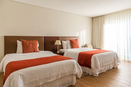 Estilo despojado y confort en las habitaciones.