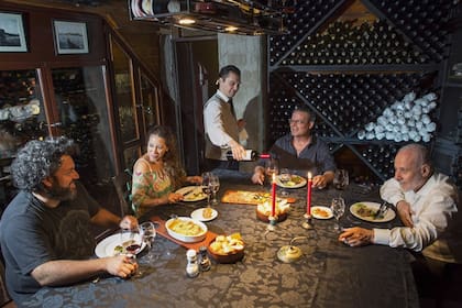 Estilo y exclusividad: un grupo de amigos contrató la cava del restó La Locanda, en Palermo