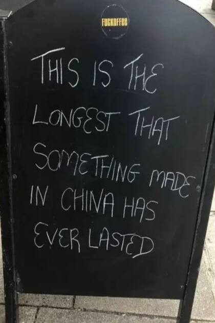 "Esto es lo que más tiempo duró algo hecho en China", dice una pizarra del bar británico que "bromea" sobre el coronavirus
