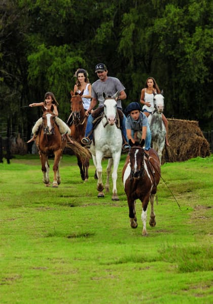 “Esto es mi fábrica: acá crío, domo, hacemos los caballos y tengo un centro de embriones. Los mejores caballos quedan en Argentina para jugar el Abierto de Palermo”, explica el polista.