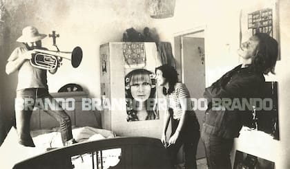 ¡Esto está muy Shangai! El Indio, Andrea Mallo y el fotógrafo brasileño Leonid Streliaev. Porto Alegre, principios de 1972.