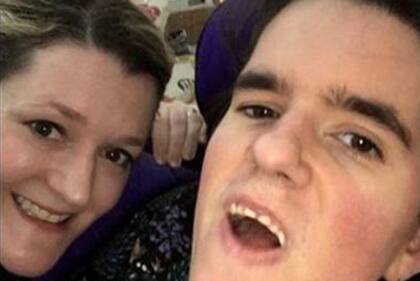 Esto implica inyectar un virus modificado en el receptor que porta una versión correcta del gen defectuoso.