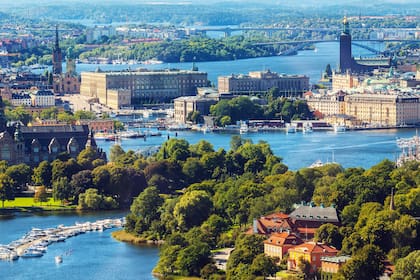 Estocolmo, la capital de Suecia, abarca 14 islas y más de 50 puentes en un extenso archipiélago del mar Báltico.