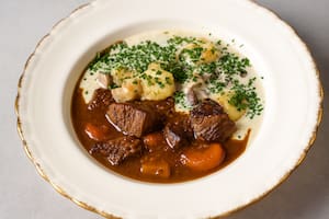 Estofado de carne con papas y crema de hongos de Toti Quesada
