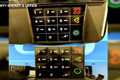 Estos artefactos se camuflan y simulan formar parte del lector original (WSET-TV)