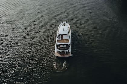 Estos barcos alcanzan 30 nudos, casi 70 kilómetros por hora en el agua: una velocidad impresionante para una embarcación tan robusta.