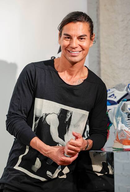 Estos días, Julio Iglesias Jr. fue noticia en España, al presentar su propia marca de zapatillas deportivas