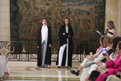 "Estos dos modelos reflejan la nueva vestimenta saudí"