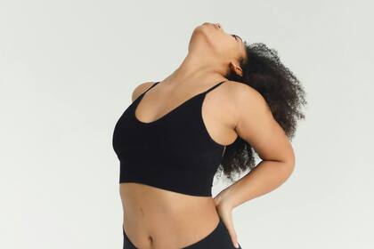 Estos ejercicios permiten cuidar al cuerpo de las contracturas y dolores de espalda (imagen ilustrativa)