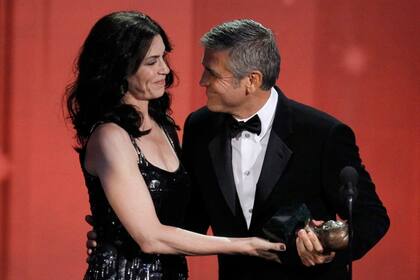 ¡Estos es para vos George! Julianna Margulies fue la encargada de darle el destacado premio al actor