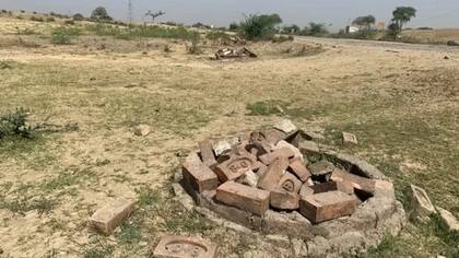 Estos ladrillos en algún momento protegieron una plántula en Uttar Pradesh