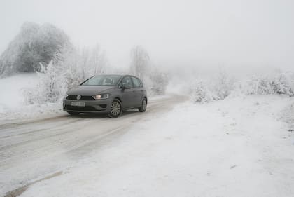 Estos neumáticos se diseñan específicamente para ofrecer tracción en climas fríos (Pexels/DženisHasanica)