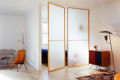 Estos paneles de vidrio esmerilado otorgan privacidad y permiten el paso de la luz al resto del lugar