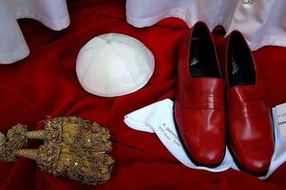 Por qué los papas usan zapatos rojos y otras curiosidades sobre el máximo líder de la Iglesia católica