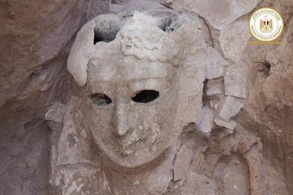Estos son los restos de una máscara que contenía una momia femenina y que fueron encontrados en las tumbas