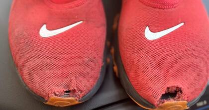 Estos son los zapatos que el adolescente llevó a su graduación