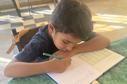 “Estoy en 2do grado. Me sale más fácil la imprenta”, cuenta Alexis que está aprendiendo a hacer la cursiva. El objetivo de estos espacios es favorecer la permanencia de los chicos en el sistema escolar.